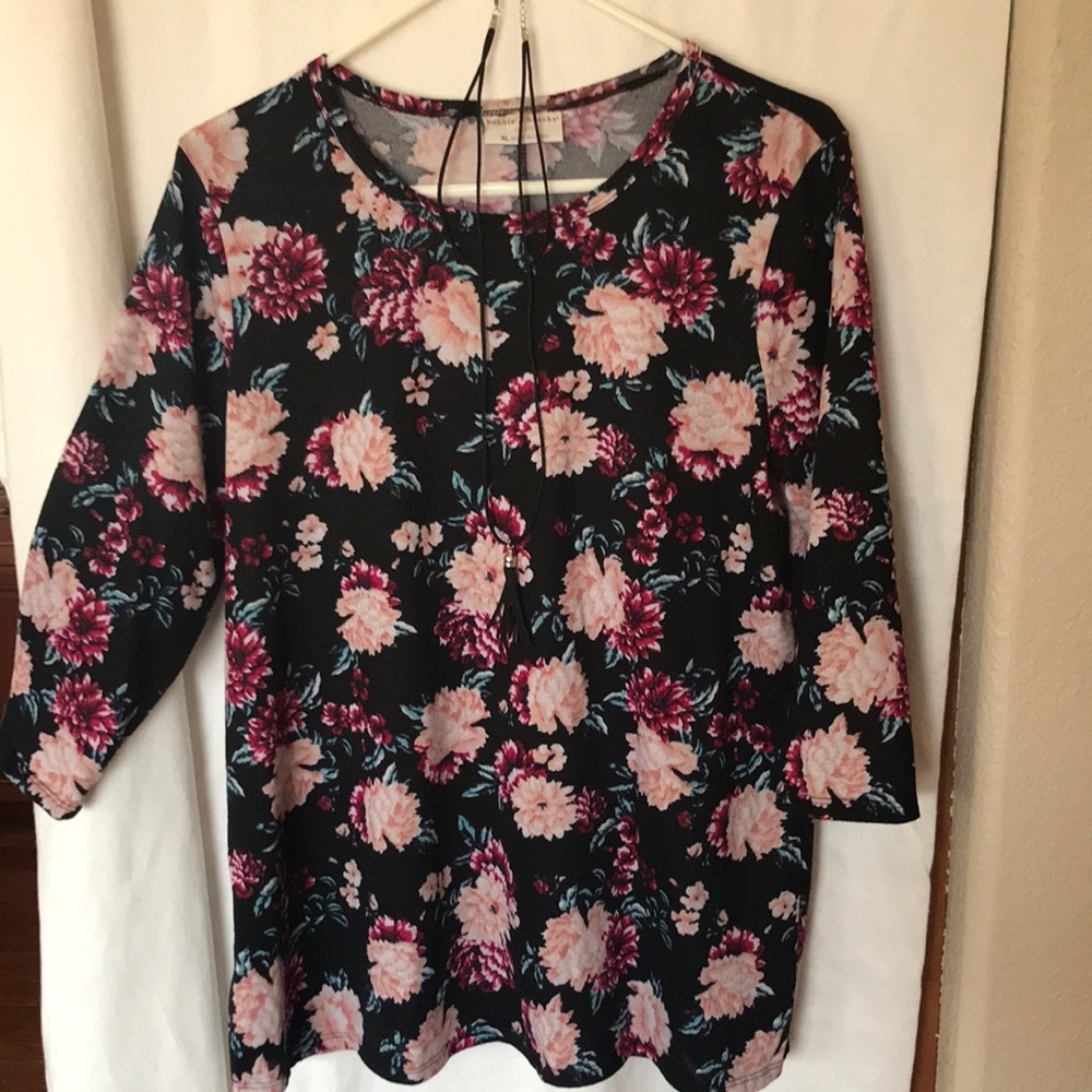3/4 length top Black background top with flower design and necklace